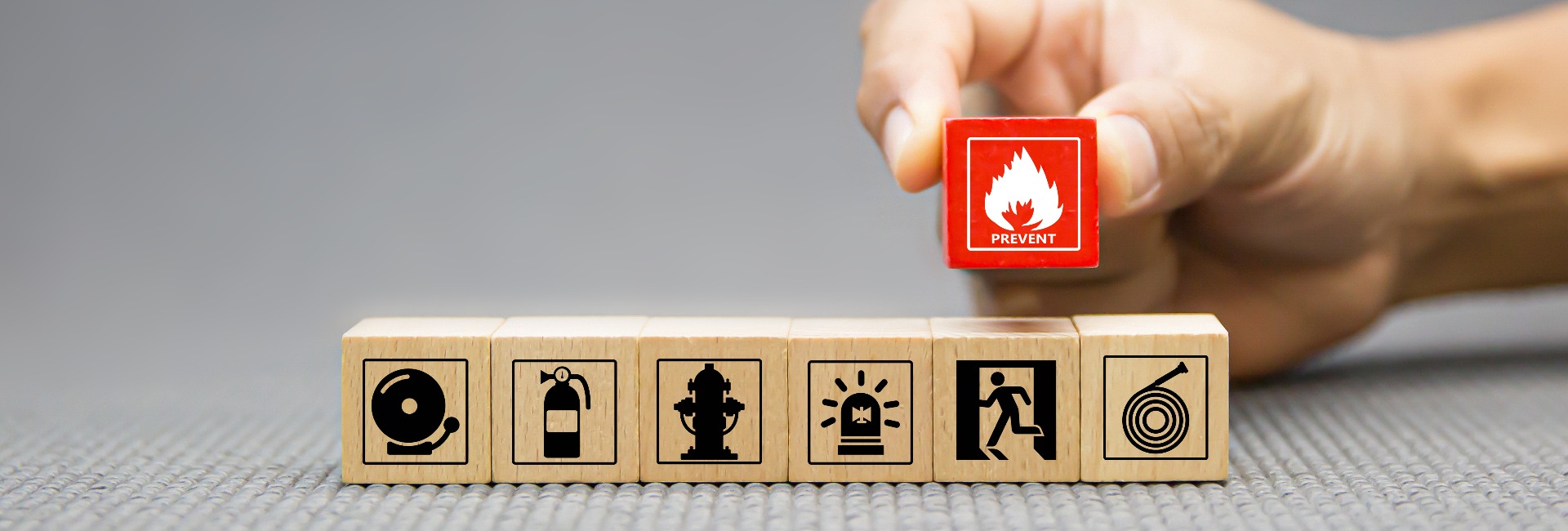 Holzklötze mit Icons zum Thema Brandschutz
